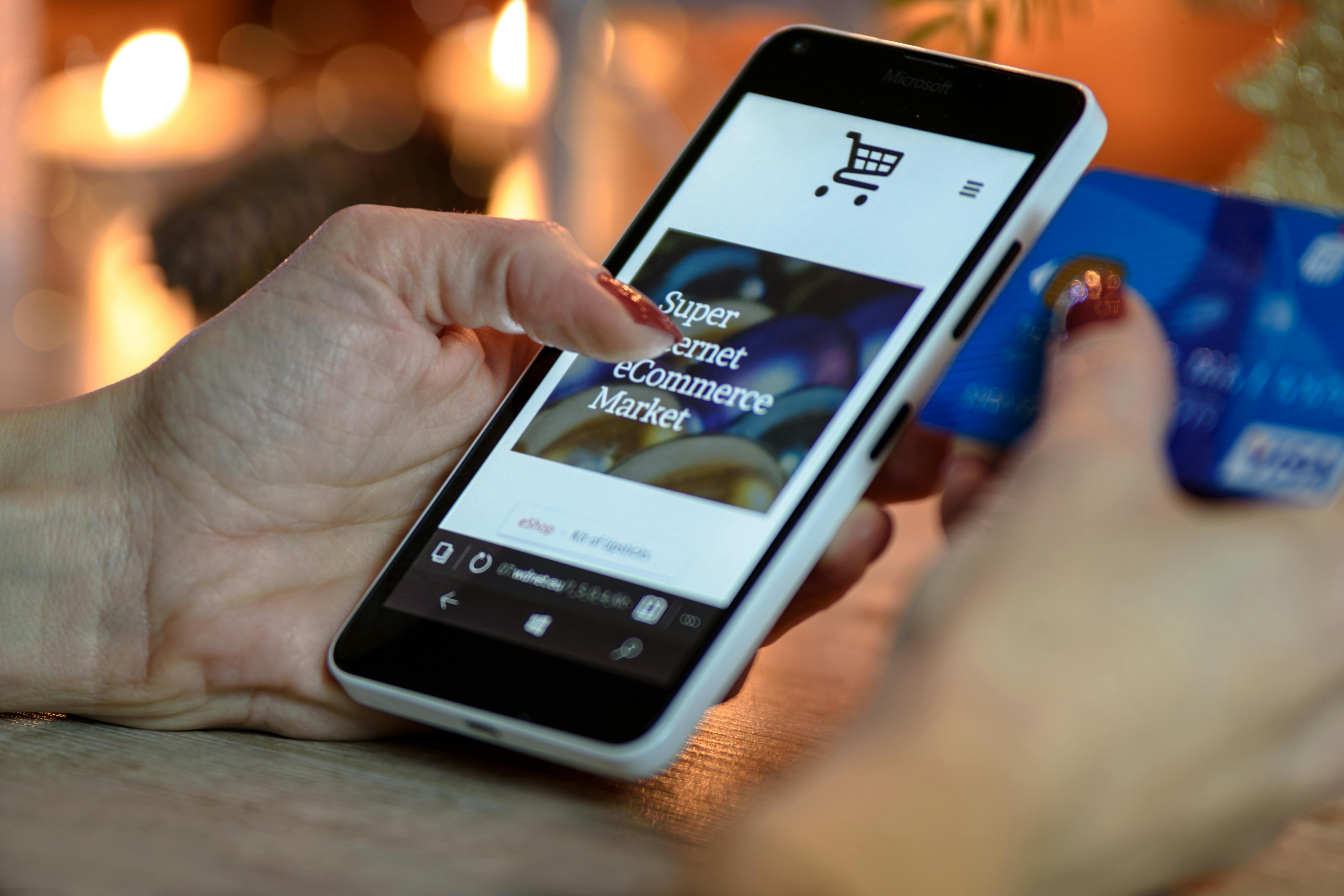 Foto de um celular com um site de compras abertos